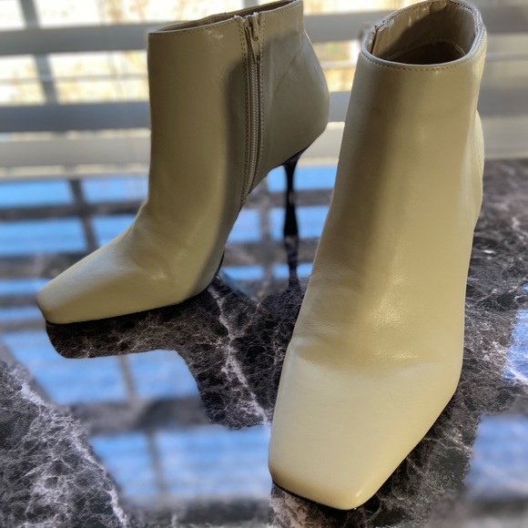 M6 Lexey Bootie Cream and Black flare Heel Never Worn Size 8 1/2M/ 39 - Picture 14 of 16